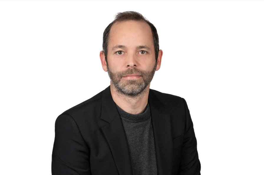 Professional portrait of Richard Lindquist.